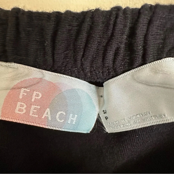 Free People Beach size Small Black Textured Knit Crop Top Off Shoulder Tee - Picture 3 of 3